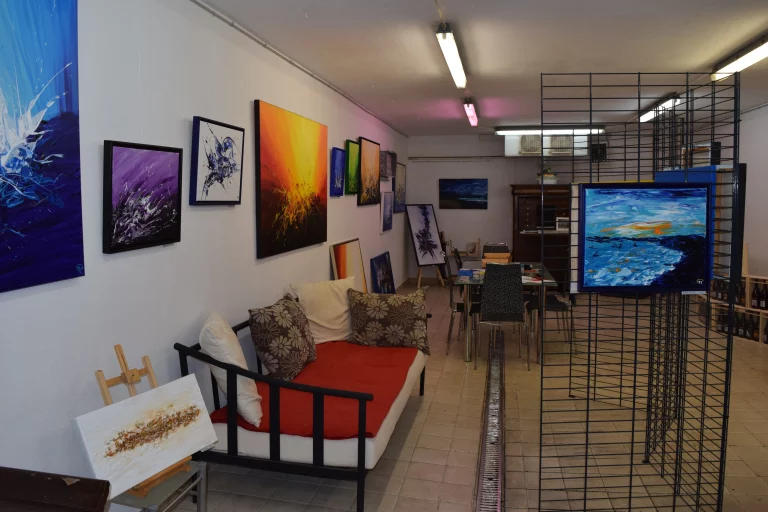 Salle d'exposition principale de la galerie d'art 56 à Ayent en Valais.