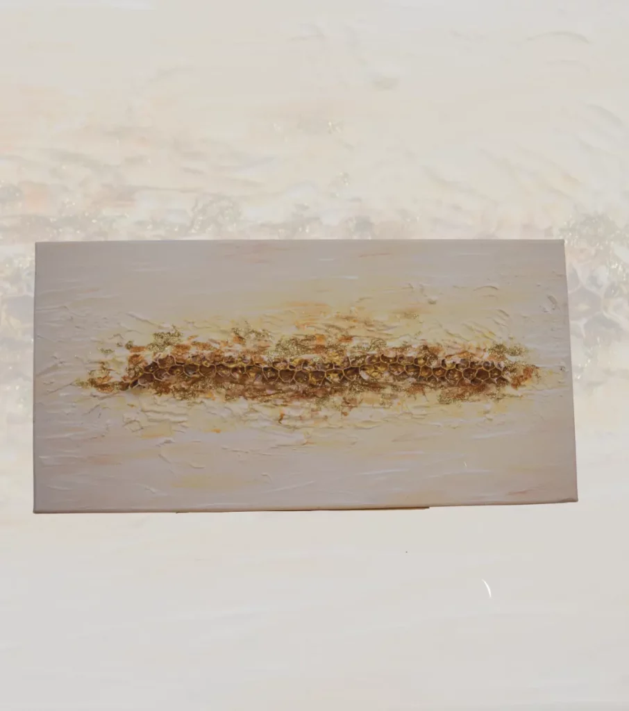 Ce tableau au nom de la Mielée représente une ruche et ses alvéoles. Peinture à l'acrylique exposée à la galerie d'art 56